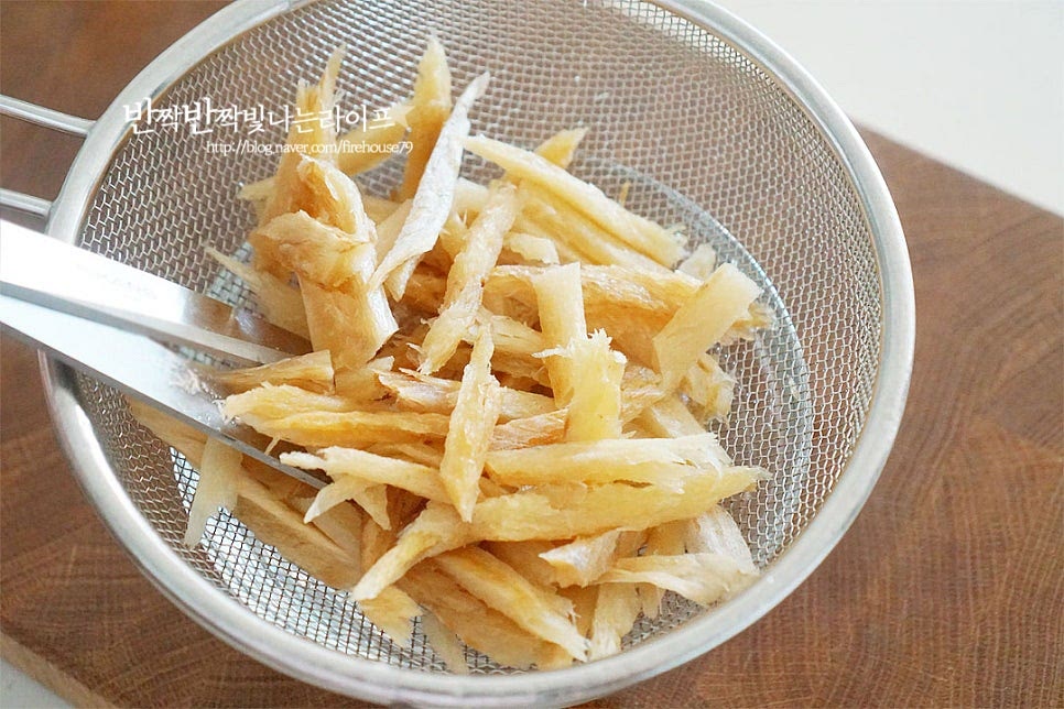 황태채(북어채)는 건조된 상태로 바삭바삭합니다. 바로 요리하게 되면 깊은 맛이 우러나지 않아 물에 살짝 적신 뒤 가볍게 물기를 제거해 줍니다. 물에 담가 불리게 되면 감칠맛이 빠져 싱거워질 수 있어요. 살짝만 물을 적셔도 촉촉해집니다. 크기에 따라 한입에 먹기 좋게 가위로 자르고 손으로 만져보았을 때 잔가시가 있다면 먹기 좋도록 제거하여 손질해 주세요.