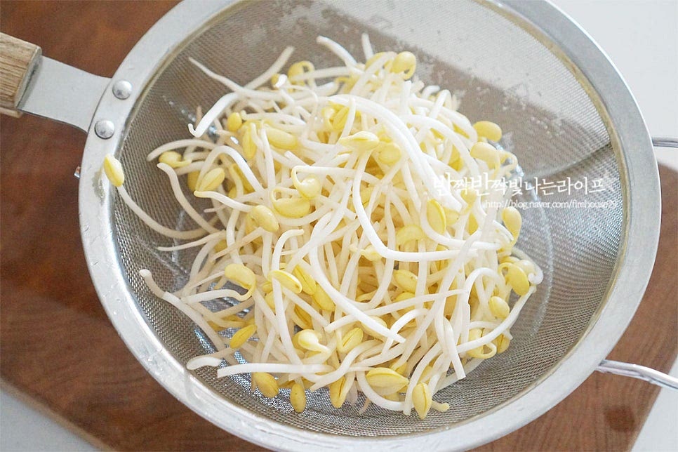 콩나물은 다듬어 씻어 물기를 털어줍니다. 해장국에 들어가면 시원하니 맛있죠. 콩나물의 아스파라긴산이 숙취해소에도 도움이 된답니다. 무는 0.5cn 정도 두께로 나박하게 썰고 대파는 어슷하게 썰어줍니다. 그 외 두부나 양파 같은 재료를 더해도 좋습니다. 달걀 1개를 곱게 풀어 준비해둡니다.