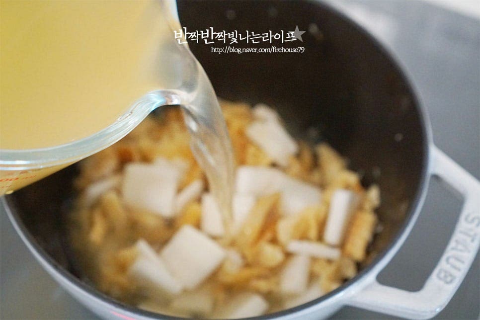 전체적으로 어우러질 정도로 볶은 뒤 육수를 부어줍니다. 대략 1.2L 정도를 넣었는데 건더기에 따라 육수 양은 조절해 주세요. 센 불로 끓이다가 끓어오르면 중불로 낮추어 뚜껑을 덮고 10~15분 끓여줍니다. 10분 정도 끓이니 무가 부드럽게 익고 국물이 뽀얗고 진하게 우러났어요. 새우젓 2/3 큰 술, 참치액 1 큰 술 간 마늘 1/2 큰 술을 넣어줍니다. 이때 새우젓은 건더기만 잘게 다져 넣었어요. 국물맛을 더 시원하게 해주고 참치액과 같이 감칠맛을 깊게 살려준답니다. 간마늘로 비린 맛을 잡고 풍미를 올려줍니다. 다시 끓어오르면 콩나물을 넣어줍니다. 비린내가 나지 않도록 뚜껑을 열고 익혀주세요. 콩나물이 익으면 계란물을 붓고 대파도 함께 넣어줍니다. 달걀을 넣고 바로 젓지 않고 몽글몽글 익을 수 있게 해주세요. 그래야 국물이 탁하지 않게 끓일 수 있어요. 부족한 간은 소금을 조금 넣고 맞추어 마무리 완성합니다.