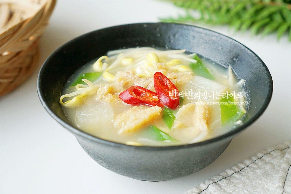 완성된 황태국은 건더기 푸짐하게 담아줍니다. 마치 사골국물처럼 뽀얗고 진한 맛이 한 그릇 먹고 나면 든든합니다. 구수한 황태와 시원한 무와 콩나물이 들어가 맛이 진하고 깊어요. 속도 풀리고 밥이랑 먹음 한 그릇 뚝딱이죠. 레시피를 따라 맛있게 만들어드세요. 끄읕 !