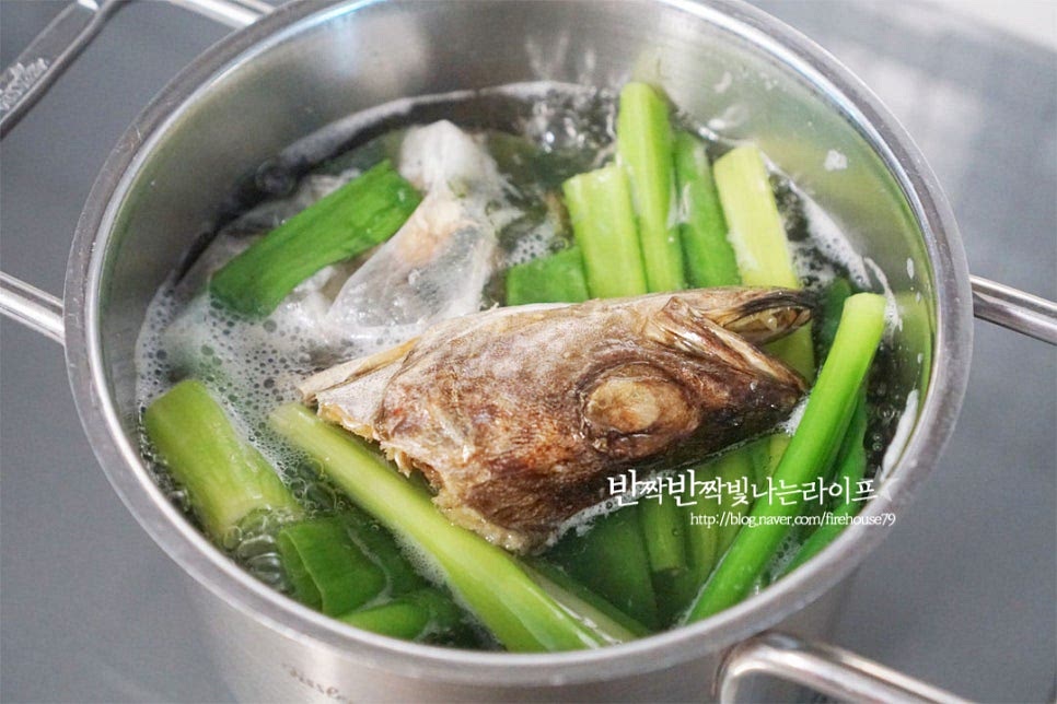 냄비에 물 1.5L 정도 부은 뒤 다시팩, 조각무, 대파 1/2대 황태머리를 넣고 육수를 우립니다. 끓어오르면 15분 끓여 우려줍니다. 황태머리가 들어가면 국물 맛이 더 깊고 진한데요. 쌀뜨물이 있다면 쌀뜨물로 육수를 우려도 맛있어요. 간단하게 요리할 때는 코인 육수나 액상 스톡도 좋습니다.