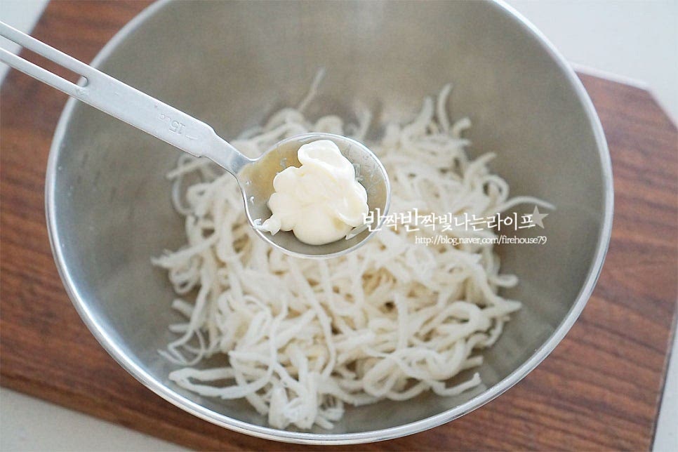 볼에 담아 마요네즈 2 큰 술 넣어줍니다. 간장일미볶음 만들 때 중요한 팁이 촉촉하면서 쫄깃한 맛을 살리는 것이죠. 바로 만들어 먹기도 하지만 냉장고에 넣어두고 먹는 반찬이다 보니 딱딱해지지 않게 만들어야 맛나죠~ 마요네즈에 조물조물 버무려주면 촉촉해지면서 간장 양념과도 잘 어우러진답니다.