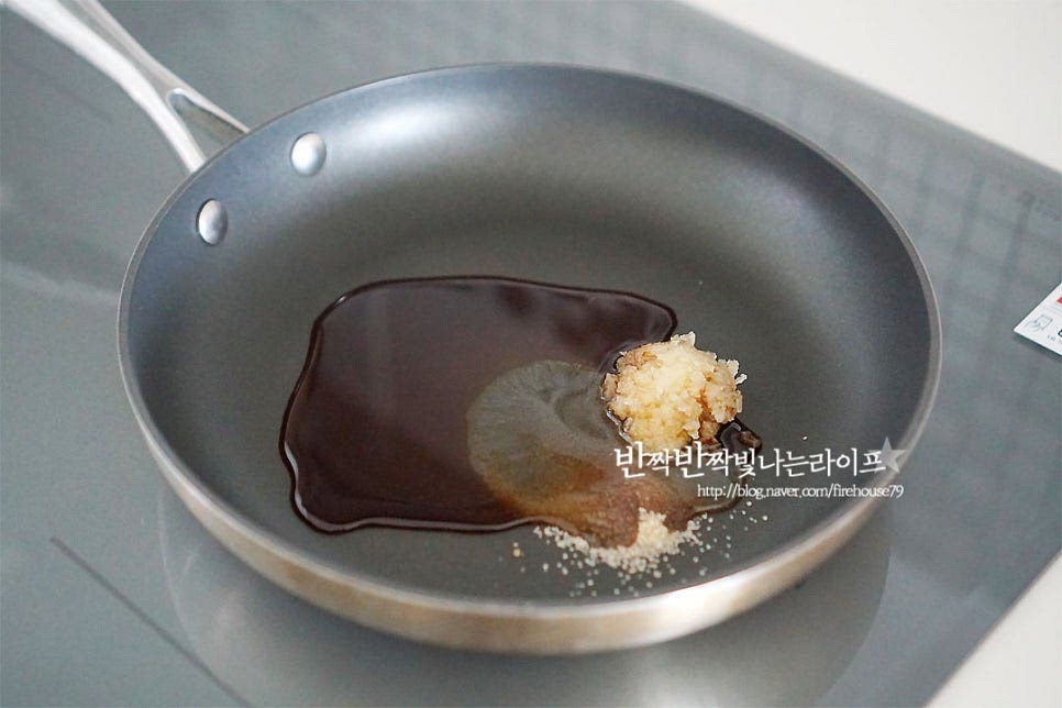 볶음 양념은 진간장 3 큰 술, 황설탕 1 큰 술 다진 마늘 1 큰 술, 올리고당 3 큰 술 입니다. 제 입에는 조금 단편이라 올리고당은 2 큰 술로 줄이고 맛술 2 큰 술을 추가해 주었어요. 입맛에 맞게 재료를 가감하여 주어요. 재료를 넣고 바글바글 끓여줍니다. 진미채를 넣고 볶아줍니다. 수분을 날려주며 타지 않게 중불로 볶아줍니다. 재료가 어우러지면 불을 끄고 참기름과 통깨로 마무리해요. 짭조름하면서도 달짝하고 촉촉하고 쫄깃한 식감이 고소하게 맛깔나요~ 매콤한 고추장 양념과는 또 다른 매력이 있어요^^ 영상도 같이 담았어요. 단짠의 조합으로 맛을 내면 자극적이지 않은 양념으로 남녀노소 누구나 먹기 좋은 맛이에요. 간장진미채볶음 부드럽게 만들어 든든하게 식탁 위에 올려보아요. 맛있게 만들어 드세요^^ 끄읕 !