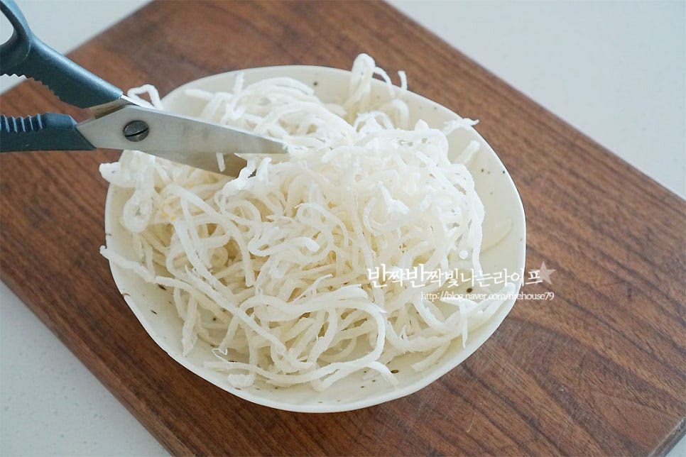 일미는 길이가 긴 것을 먹기 좋도록 가위로 잘라줍니다. 물에 가볍게 헹구어 체에 밭쳐 물기를 털어줍니다. 헹구어주어 식감도 살리고 잔가루도 제거해 주어 깔끔하게 맛볼 수 있어요.