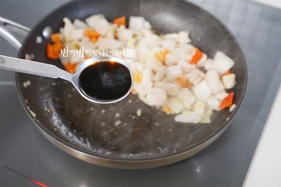 채소가 아삭하게 볶아지면 팬 한쪽으로 밀어두고 진간장 1 큰 술을 뿌려줍니다. 간장을 태워 풍미를 살려줍니다. 태운간장은 은은한 불향을 더해주어 재료의 맛을 풍성하게 해준답니다. 지글지글 끓으면 재료들과 섞어 볶아요. 그리고 밥을 넣고 밥알에 한 알 한 알 맛이 어우러지도록 볶아줍니다. 밥알이 풀리면 굴소스 1/2 큰 술. 스리라차 1 작은 술을 넣어줍니다. 식단 조절을 한다면 간을 더 줄여 넣어주고, 스리라차가 들어가면 매콤하면서 이국적인 맛이 더해집니다. 고슬고슬 맛있게 볶아 완성합니다.