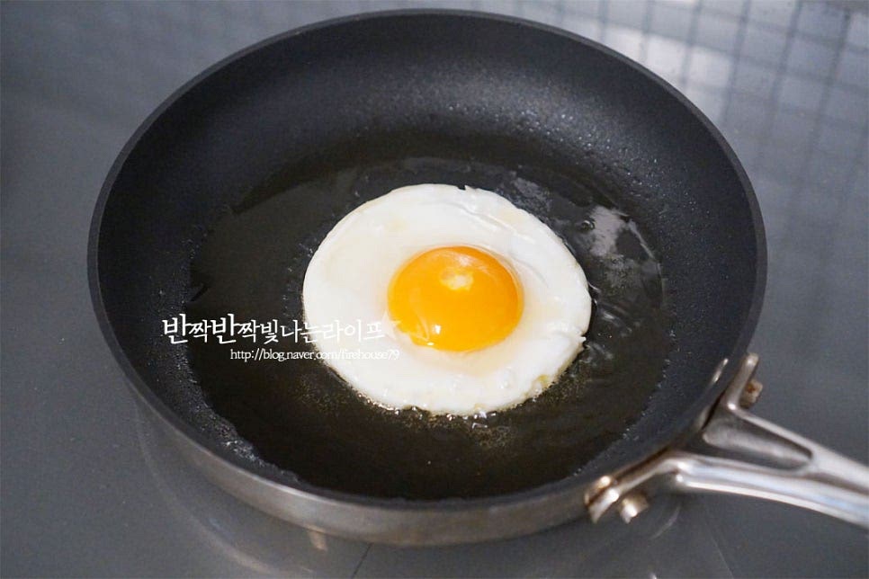 빠지면 섭섭한 계란은 반숙으로 촉촉하게 구워 같이 결들여줍니다. 밥공기에 담아 모양을 내어준 뒤 그 위로 달걀프라이를 올리면 먹음직스럽게 완성된답니다. 짭조름한 굴소스로 양념하여 반숙란과 고소하게 잘 어우러져 맛나요. 영상도 같이 담았어요. 닭가슴살의 식감이 촉촉하도록 밑간한 뒤 다채로운 채소와 밥, 굴소스와 태운간장, 스리라차소스로 양념하면 간단하면서도 맛있게 즐길 수 있어요. 닭가슴살 볶음밥 만들기 담백 고소한 닭가슴살 요리로 야채와 밥을 풍성하고 든든하게 챙겨드세요. 끄읕 !