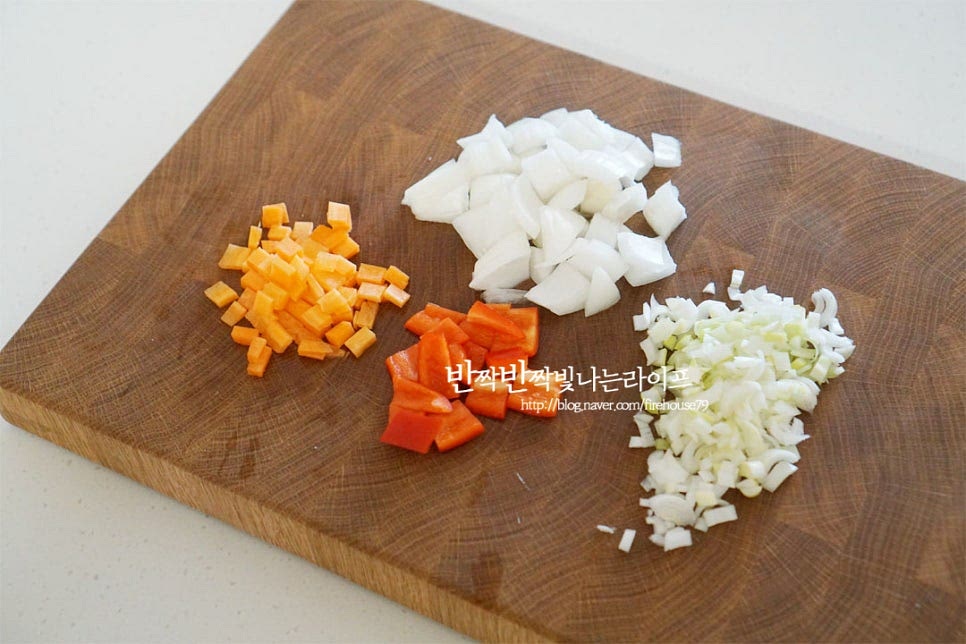 닭가슴살 크기에 맞추어 야채도 식감이 있게 잘라주었어요. 아이가 먹을 것이라면 잘게 썰어주셔도 좋습니다. 대파는 파기름을 내어줄 것이라 길게 반으로 잘라 송송 썰어주고, 양파와 파프리카, 당근은 적당히 먹기 좋게 잘라요.