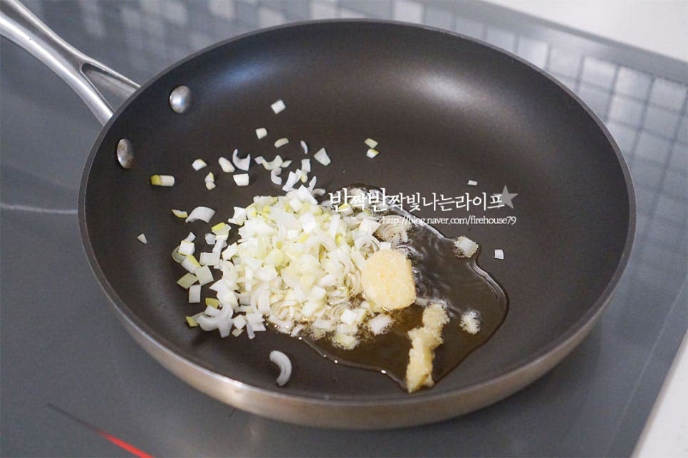 달군 팬에 식용유 2 큰 술 넉넉히 두르고 대파와 다진 마늘 1 작은 술 넣어줍니다. 마늘이 타지 않도록 중약 불로 낮추어 향긋하게 향을 내어줍니다. 닭가슴살 볶음밥에 마늘이 약간 들어가면 잡내도 잡아주고 향미를 살려준답니다. 대파가 나른하게 볶아지면 밑간한 닭가슴살을 넣어줍니다. 닭고기에 향이 어우러지도록 노릇노릇하게 볶아줍니다. 노릇하게 익으면 양파, 당근, 파프리카를 넣고 함께 볶아요.