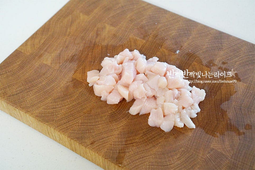 만져보았을 때 살이 탄력있게 두툼하며 분홍빛 윤기가 나는 것이 신선한 것으로 냉장고에 오래 둔 것은 우유에 10분 정도 담가 잡내를 잡아준 뒤 요리해 주는 것이 좋습니다. 흐르는 물에 가볍게 헹군 뒤 물기를 제거하고 한 입 크기로 썰어줍니다. 네모난 큐브모양으로 잘라 식감을 살려주었습니다. 지방이 적은 부위이기 때문에 자칫 퍽퍽하게 느껴질 수 있어 볶음밥을 만들기에 앞서 양념에 재워줍니다. 소금과 후추 약간, 맛술 1 큰 술을 뿌려 조물조물 버무린 뒤 15분 밑간해요.