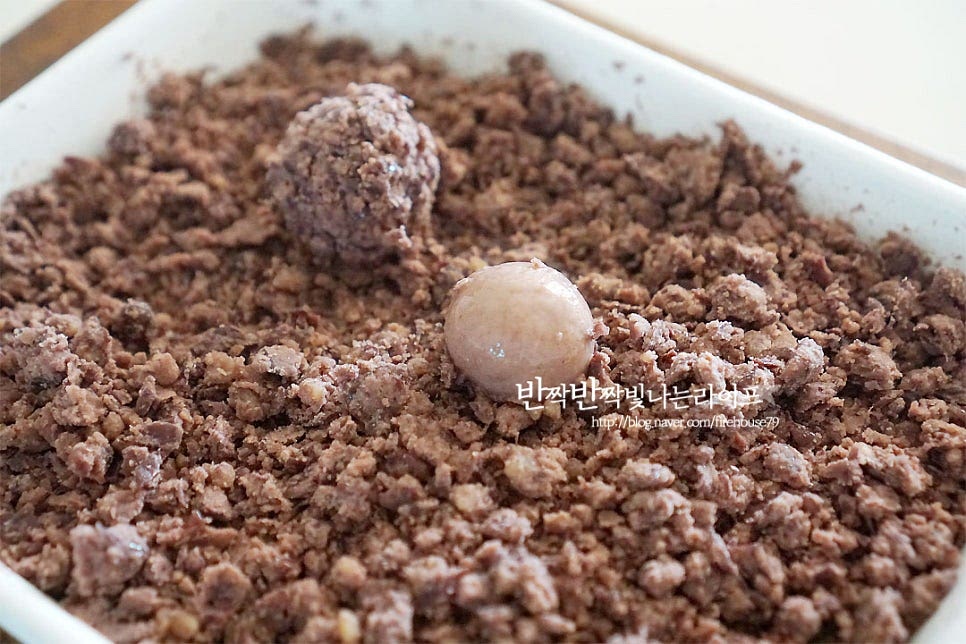 찬물에 헹군 뒤 팥고물에 굴려줍니다. 혹시 단맛이 부족하다면 이때 설탕을 추가해 주셔도 좋아요. 집에서 만들어 모양은 투박해보여도 정성이 들어간 만큼 그 맛은 더 맛있어요. 투박한듯한 고물도 고슬고슬 간이 딱 좋고 쫄깃한 식감도 좋아요. 간단한 영상도 같이 담았어요. 떡만들기 어려울 것 같지만 생일을 맞이한 아이를 위해 만드니 아이도 더 좋아하고 뿌듯했어요. 수수팥떡 만들기 정성과 사랑을 담아 맛있게 만들어 드세요^^ 끄읕 !