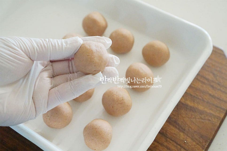 30분 뒤 반죽을 열어 찰기가 돌게 다시 한번 치대어 준 뒤 동글동글 한입에 먹기 좋게 경단을 빚어줍니다. 대략 18~20g 사이로 빚어주었어요. 팔팔 끓는 물에 경단을 넣어줍니다. 바닥에 붙지 않게 가볍게 저어주어요. 중간중간 저어주며 익히다 보면 가라앉았던 알알이 위로 떠올라요. 모두 동동 떠오르면 건져내어 찬물에 바로 헹구어 줍니다. 찬물에 헹구어 주어야 서로 붙지 않고 찰진 식감이 되어요.