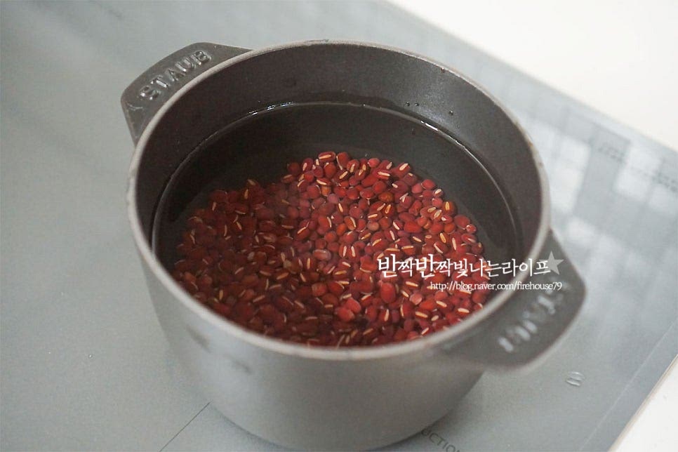 설탕량은 가감하여 맞추어 주세요. 하나, 팥고물을 먼저 만들어 줍니다. 팥은 여러 번 씻어주고 상태가 좋지 않은 건 골라내어 줍니다. 냄비에 팥과 물을 2배 정도 넣고 바글바글 끓으면 첫물을 버려줍니다. 특유의 아린 맛도 잡아주고 복통을 유발할 수 있는 독성을 제거해 주기 위해 첫물을 버리고 삶아줍니다. 냄비 크기에 따라 차이가 있지만 팥양의 4~5배 정도 넉넉하게 물을 붓고 소금 2/3 작은 술 넣어줍니다. 저는 삶을 때 소금을 넣어주었는데 나중에 넣어주셔도 됩니다. 처음에는 센 불로 바글바글 삶다가 물이 반 정도 줄어들면 중불로 낮추어 푹 삶아 익혀줍니다. 냄비나 화력에 따라 시간의 차이는 있는데 대략 40~50분 정도 삶아주었어요. 시간을 단축하고 싶다면 압력솥에 익혀주셔도 됩니다. 알갱이가 부드럽게 익어갑니다. 혹시 불 조절 실패로 물이 부족하다면 중간에 추가해 주셔도 됩니다. 만져보았을 때 말캉하게 익으면 주걱으로 으깨어가면서 수분을 날려줍니다. 으깨어 줄 때 설탕도 같이 넣어주었어요. 좀 더 부드러운 입자로 만들고 싶다면 블렌더로 갈아주셔도 좋아요. 계속 저어가며 수분을 날려주어야 고슬고슬하게 어우러져요. 소금과 설탕으로 단맛 정도를 가감하여 조절해 주시면 됩니다. 수분을 날려 볶아주다 보면 알고 있던 질감이 되는데요. 만들어진 고물은 넓은 그릇에 옮겨 담아 고슬고슬하게 펼쳐 한 김 식혀줍니다. 수분감이 느껴진다면 펼칠 때 살살 흔들어 식혀주면 조금 더 고슬해져요.