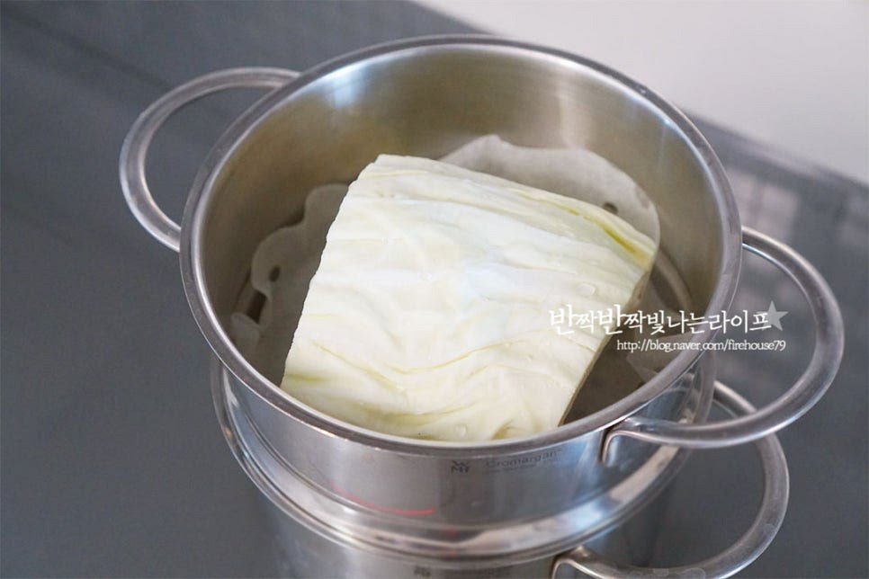 김이 오른 찜기에 양배추를 넣어줍니다. 김이 오른 상태로 넣고 쪄주면 뜨거운 열이 전달되어 골고루 익어요. 물의 양은 찜기 위로 넘쳐 오르지 않도록 적당하게 넣으면 됩니다. 뚜껑을 덮고 물에 삶는 것과 같이 아삭한 정도는 6~7분, 부드러운 식감은 8~9분입니다. 뜸을 들인 뒤 열어보면 은은한 단맛과 아작하고 보드랍게 익었어요.