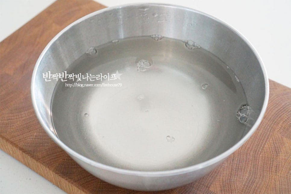 우리가 먹는 안쪽 잎은 농약이 잘 묻어나지 않는다고 하지만 식초물에 담가 씻어줍니다. 간단하게 흐르는 물로 잎 사이사이를 씻어주셔도 좋아요. 겹겹이 있는 잎을 분리하여 식초를 희석한 물에 담갔다 헹구어줍니다. 체에 밭쳐 물기를 가볍게 틀어줍니다.