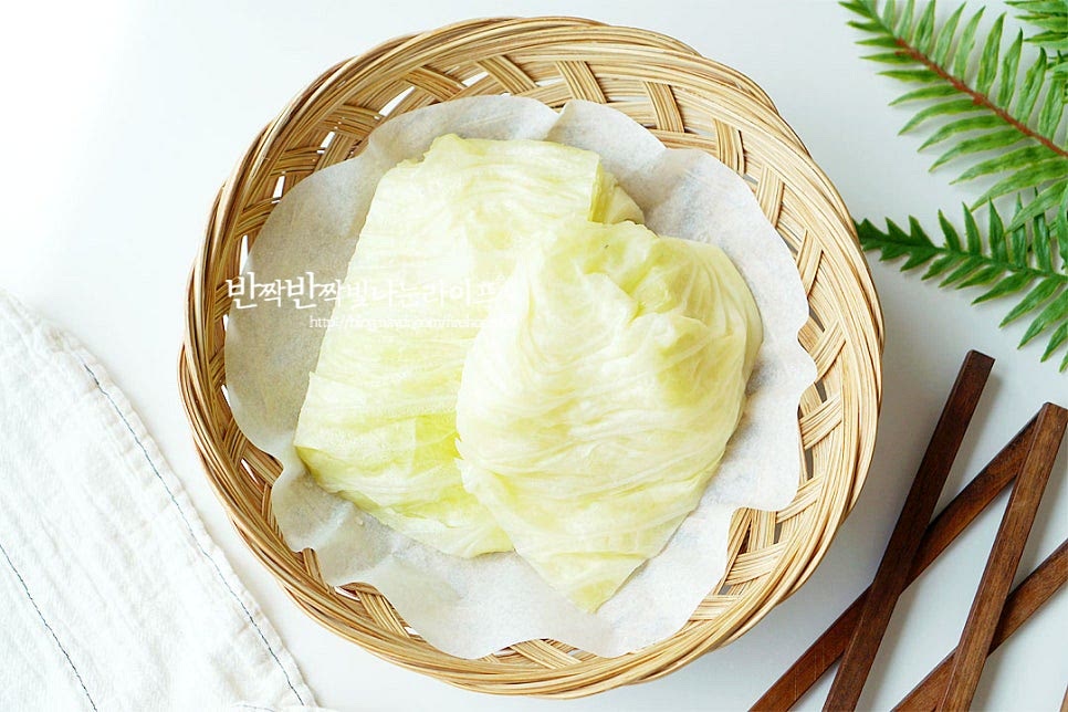 양배추는 삶아서 익혀 먹으면 본연의 단맛이 더 풍부해지면서 부담 없이 먹기에 좋은데요. 밥이랑 쌈을 싸먹어도 좋으며 으깬 두부와 양념을 곁들여도 고소하게 맛있어요. 영상도 같이 담았어요. 먹기 좋게 손질 세척한 뒤 입맛에 맞게 원하는 식감에 맞추어 시간을 조절해주면 되는 간단한 레시피에요. 물에 쉽게 삶고 찌는법을 알아놓으면 맛있고 든든한 집밥을 완성할 수 있답니다. 달큰하게 맛이 좋은 양배추 먹는 방법으로 맛있게 즐겨보세요. 끄읕 !