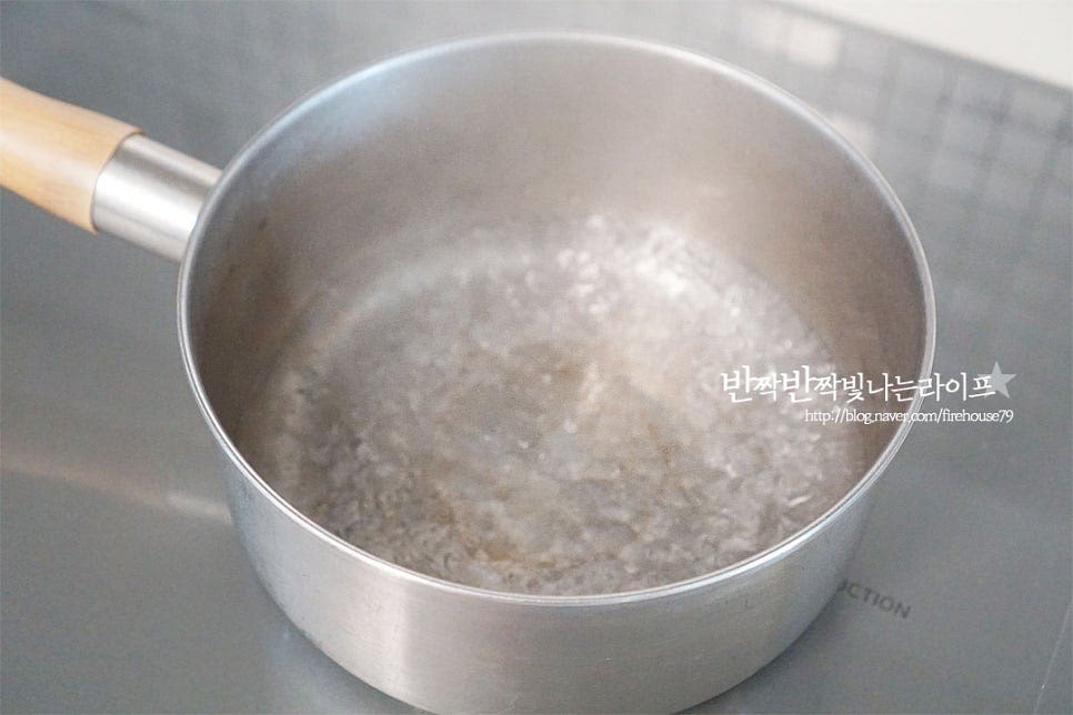냄비에 물 300ml 정도를 붓고 끓여줍니다. 물의 양은 너무 적으면 타기 쉽고 많으면 싱거울 수 있어 소량의 저수분으로 단맛을 살려 삶아줍니다. 화력이나 양, 크기에 따라 물은 조절해 넣어주세요. 끓어오르면 손질한 양배추를 넣어줍니다. 뚜껑을 덮고 뜨거운 증기로 삶아주는데요. 중불에서 6~7분 정도 삶으면 적당하게 아삭함이 느껴지는 식감, 8~9분 삶아주면 보드랍고 촉촉합니다. 너무 오래 익히면 물러지니 익히는 기본 시간을 참고하여 맞게 조절해 줍니다. 7분 삶은 뒤 1분 뜸을 들여줍니다. 아삭하고 부드러운 정도는 입맛에 따라 조절해 주셔야 맛있어요. 익힌 뒤 물을 털어내어 식혀서 먹음 됩니다.