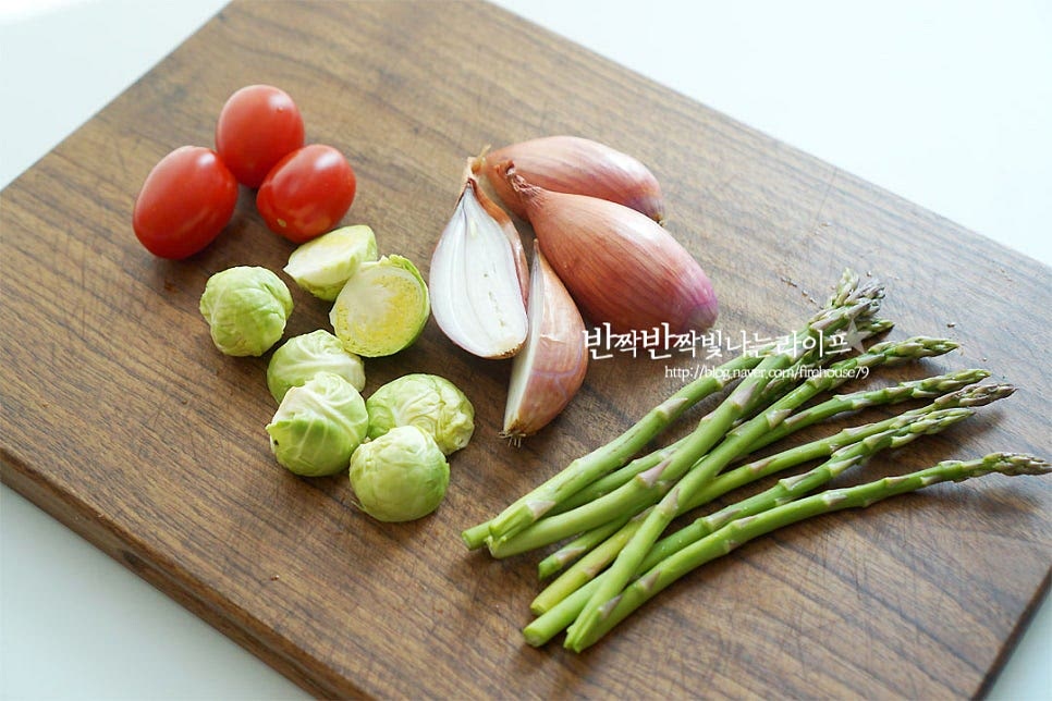 곁들일 가니쉬를 준비해요. 가니시는 기호에 따라 냉장고 사정에 따라 양파, 버섯, 아스파라거스 등 다양하게 준비해 주심 됩니다. 저는 스테이크용 가니쉬 모둠을 사서 먹기 좋게 잘라 주었어요.