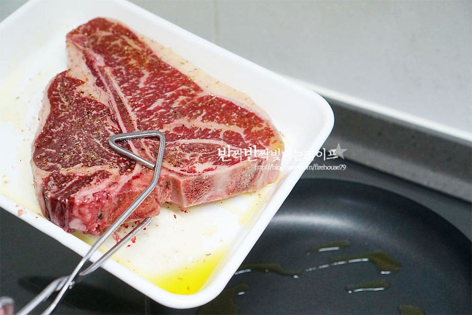 달군 팬에 올리브오일 약간 두르고 고기를 올려줍니다. 실온에 시즈닝해두었더니 때깔이 더 고와졌어요~ 육즙이 새어 나가지 않도록 센 불로 먼저 구워줍니다. 센 불에서 각 1분씩 구워줍니다. 앞뒤로 2분 구워주었어요~ 센 불로 앞뒤로 표면을 노릇하게 구워준 뒤 중불로 낮추어 속을 익혀줄 거예요. 익기 정도에 따라 시간은 가감해 주시면 되고요. 앞뒤로 센 불로 2분 구워준 뒤 버터 20g을 넣고 구워줍니다. 잘 알고 있듯이 버터가 들어가면 고소한 풍미가 더 깊어지죠~ 육즙과 버터가 스며든 오일을 뼈 주변이 끼얹어가며 구워줍니다. 중불에서 각 1분 30초 정도 구워줍니다. 이렇게 구웠을 때 미디엄 ~미디엄 웰던 정도였어요. 굽기 정도는 취향껏^^ 팬의 온도, 고기 두께에 따라 익은 정도는 달라질 수 있어요.