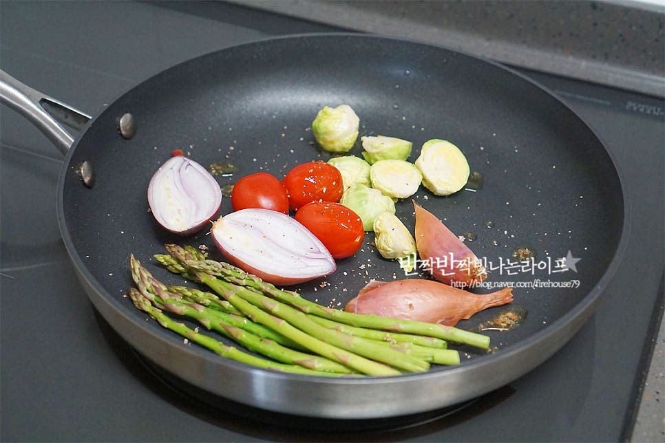 팬에 올리브오일 약간 두르고 준비해둔 가니쉬를 구워줍니다. 소금, 후추로 간을 하여 노릇하게 구워줍니다. 방울토마토는 금방 익기 때문에 먼저 그릇에 옮겨 담고 익은 정도에 띠라 구워주심 됩니다. 가니쉬와 함께 그릇에 먹기 좋게 담아줍니다. 티본 비주얼이 워낙 푸짐하다 보니 이렇게 담기만 해도 정말 근사하죠^^ 영상도 같이 담았어요. 겉은 노릇노릇 속은 육즙 팡팡 집에서 구워서 먹어도 밖에서 먹는 것 못지않게 맛과 분위기가 좋답니다. 부드러운 단백질과 고소한 지방이 어우러져 진한 육향을 가득 느낄 수 있답니다. 채끝과 안심 각각의 매력이 넘쳐요. 안심은 부드러워 아이도 같이 먹기 좋고 채끝 만의 진한 고소함도 맛나고요. 티본스테이크 맛있게 굽는법 보기만 해도 절로 미소가 지어지는 근사한 비주얼과 육즙 가득 담은 맛을 집에서도 맛있게 즐겨 보세요^^ 끄읕 !