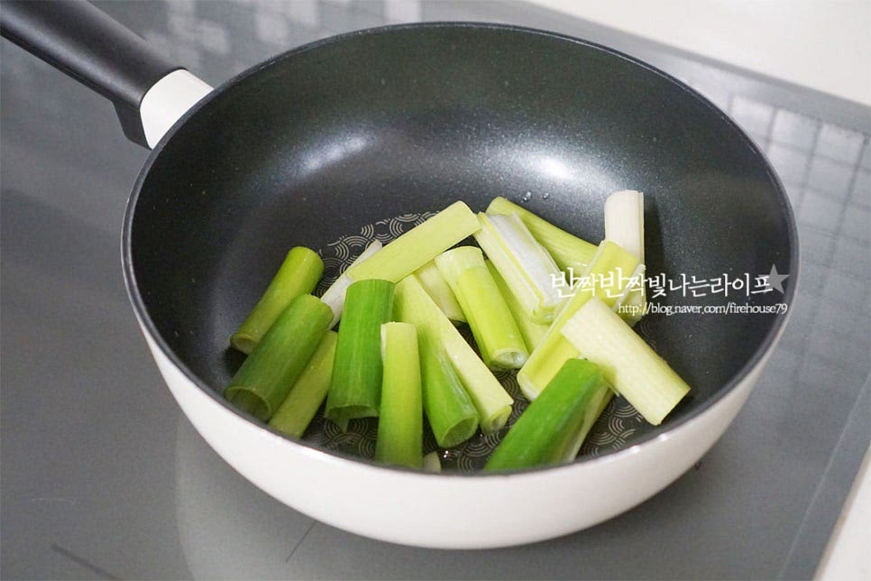 식용유를 두르고 대파를 먼저 볶아줍니다. 대파가 반쯤 나른해지면 후추 약간 톡톡 뿌려줍니다. 파의 향이 달큰하게 올라오면서 나른하게 숨이 죽으면 고운 고춧가루 1½ 큰 술 넣어줍니다. 약불에서 고춧가루가 타지 않게 볶아주어요. 고운 고춧가루가 없다면 굵은 입자도 괜찮습니다.