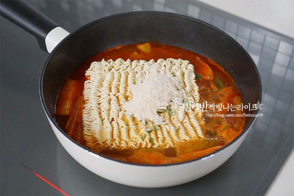 팔팔 끓으면 면과 건더기+분말수프를 넣어줍니다. 면은 꼬들꼬들하게 2/3 정도만 익힌 뒤 그릇에 덜어 담아줍니다. 국물에 풀어둔 달걀을 넣고 부드럽게 익혀줍니다. 팔팔 끓을 때 가장자리로 둘러 넣은 뒤 바로 젓지 않으면 몽글몽글 부드럽게 익어요. 기호에 따라 후추 약간 뿌려 국물도 그릇에 담아주시면 완성입니다. 우리가 일반적으로 알고 있는 라면 조리법에 대파와 고춧가루로 기름을 내는 과정이 추가되어 조금 색다른 라면 맛있게 끓이는 법을 완성했어요. 영상도 같이 담았어요. 육개장이라는 수식어로 인해 진짜 파는 맛을 기대하기보다 간단하고 색다르게 즐기는 매콤한 파라면을 끓인다 생각하고 드시면 좋을 것 같아요. 기존에 사골라면 특유의 진한 뽀얀 맛에 얼큰한 맛이 추가되어 한 그릇 든든했어요. 사리곰탕 육개장 얼큰하고 시원한 진국 즐겨보세요^^ 끄읕 !