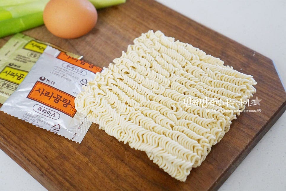 사골라면하면 하얀 국물만 생각했는데 진국의 맛을 활용하여 매콤하면서 진한 맛을 낼 수 있어요. 봉지에 든 면, 수프 2종 모두 들어갑니다. 대파는 4~5cm 길이로 썰고 반으로 잘라줍니다. 계란은 곱게 풀어 준비해요.