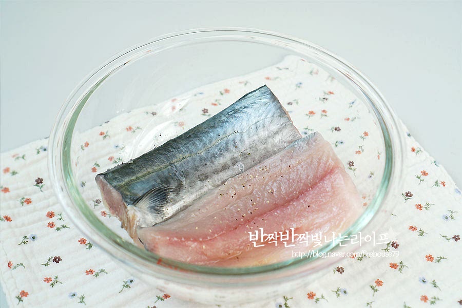 삼치를 손질해 줍니다. 요즘은 마트에 가면 간단하게 손질된 생선을 구입할 수 있어요. 먹기 좋게 토막 내어 내장과 지느러미가 제거된 손질 생선이라 흐르는 물에 깨끗이 씻어주었어요. 씻은 뒤 생강술(청주) 1.5큰술과 후추 조금을 뿌려주어 밑간해둡니다. 야채를 손질하는 동안 재워두었어요.