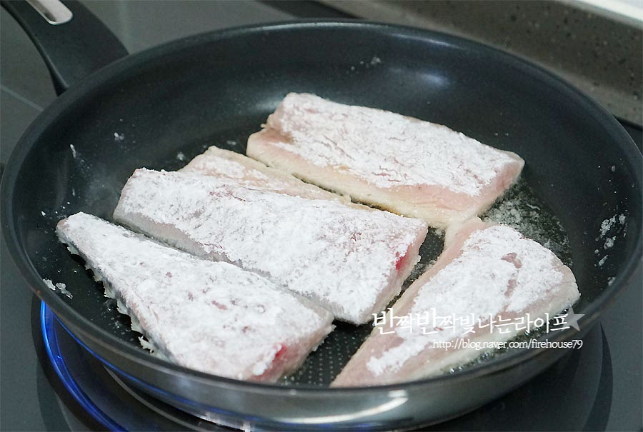 노릇하게 구워줍니다. 달군 팬에 식용유를 넉넉히 두르고 전분 옷을 입힌 생선을 앞뒤로 노릇하게 구워주세요. 전분 옷을 입혀 구워주면 겉 부분이 바삭바삭하고, 조려줄 때 양념이 잘 스며들어서 더 맛있게 조려져요.