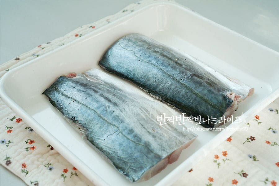 생선을 구울 준비를 해요. 밑간을 해둔 삼치는 물기를 제거하여 겉면에 전분가루를 골고루 묻혀줍니다.