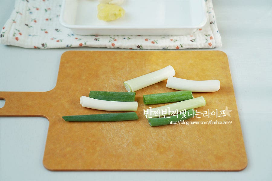 채소를 준비해요. 대파는 삼치와 궁합이 좋은 음식인데요. 조림을 할 때 소스에 내어주기 위해 넣어줄 것이라 손가락만큼 큼직하게 썰어주었어요. 마늘과 생강은 편으로 썰어줍니다. 생선 조림을 할 때 비린내를 잡아주기 위해 빠질 수 없는 재료가 바로 생강인데요. 간장 양념에도 생강이 들어가면 향긋한 향도 맛깔스럽지만 비린내를 잡아줄 수 있어요.