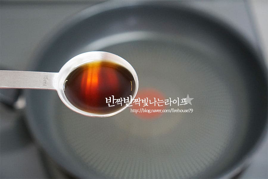 간장 소스에 조려줍니다. 맛간장 4큰술 맛술 2큰술 올리고당 2큰술 설탕 0.2큰술 물 4큰술 편생강과 편마늘 대파를 팬에 넣고 양념을 끓여주세요. 기본적으로 단짠 양념이라 아이도 같이 먹기 좋아요. 매콤한 걸 좋아한다면 고추를 썰어 넣어도 맛있어요. 양념이 끓어오르면 구운 삼치를 넣고 조려줍니다. 앞뒤로 양념이 잘 밸 수 있도록 뒤집어가며 조려주세요. 전분 옷을 입혀 구워주었기 때문에 양념이 스며드는 게 눈으로 보여요. 뒤집어가며 골고루 조려주어야 간이 스며들어 먹기 좋아요. 생선 특유의 비린내를 잡고 간장에 조려주는 영상 레시피를 참고하면 조금 더 쉽게 따라 만들 수 있어요. 조림을 그릇에 담아주고 쪽파 고명을 올려주면 먹음직스러워요. 한번 구워서 조림을 해주어서 양념이 잘 스며들어 촉촉한 속살도 맛있지만 겉면이 정말 맛있어요. 생선 껍질 부분을 그다지 즐기지 않지만 이건 껍질까지 모두 맛있게 먹는답니다. 은은히 퍼지는 생강향이 매력적인 간장 소스는 달콤하고 짭조름한 게 자꾸만 손이 가게 하는 것 같아요. 이게 구워 먹는 것과는 다른 조림만의 매력이지요. 살이 오동통한 게 발라먹기에도 좋아요. 그래서 조려서 먹어도 먹기 편해요. 속살이 부드럽고 촉촉해서 육즙이 가득 들어있어요. 한 조각 들어 밥이랑 먹음 꿀맛이죠. DHC가 많이 들어있어 건강에도 좋고 맛도 좋지요. 삼치조림 맛있게 만드는 법 짭조름한 간장 소스에 조려내면 단짠 양념과 부드럽게 즐길 수 있어요. 삼치는 생강술에 밑간한 뒤 전분 옷을 입혀 노릇하게 구워주세요. 그리고 간장 양념을 만들어 조려주면 남녀노소 좋아하는 맛이랍니다. 비린내를 잡아주는 생강이 포인트에요. 살이 기름지게 올랐을 때 맛있게 요리해드셔보세요. 끄읕 ! 같은 등푸른 생선인 고등어조림 레시피도 참고해 주세요.