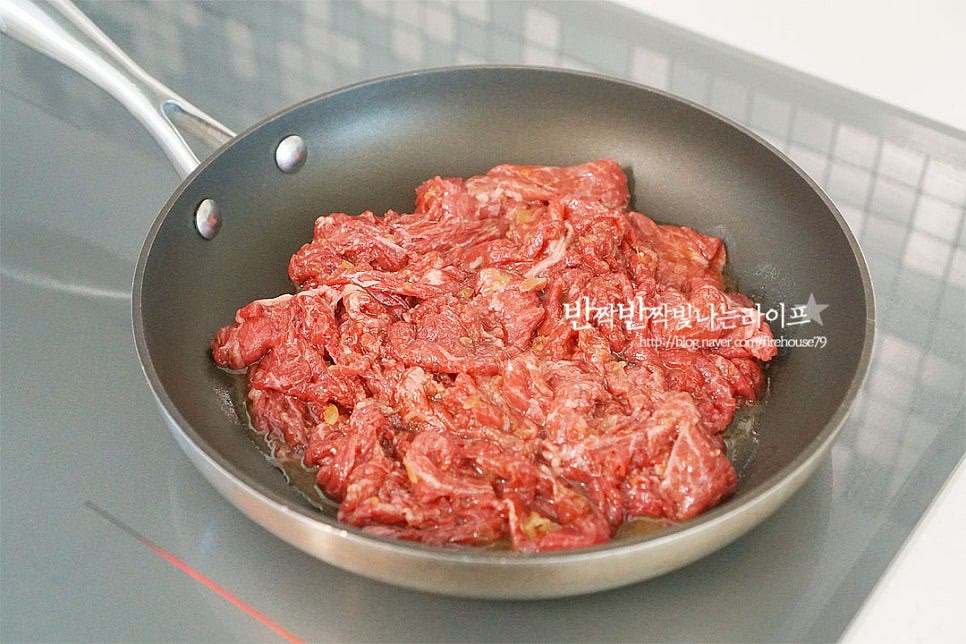 달군 팬에 불고기를 올려 구워줍니다. 식용유 1 큰 술 정도 둘러 볶아주셔도 좋습니다. 얇게 썬 고기라 금방 익어요. 반 정도 익으면 썰어둔 채소와 버섯을 넣고 같이 볶아줍니다. 채소의 풍미가 더해지면 더 푸짐하고 맛이 깊어져요. 촉촉한 게 좋다면 수분이 어느 정도 있을 때 마무리하시면 되고, 조금 바싹 볶고 싶다면 센 불로 휘리릭 수분을 날려 볶아 주시면 됩니다. 먹기 좋게 그릇에 담아 통깨 약간 뿌려주면 완성입니다. 채소와 버섯을 넣고 만들어 훨씬 더 푸짐해 보이죠~ 영상도 같이 담았어요. 짭조름하면서도 달달한 단짠의 조합이 어우러진 소불고기 양념 만들기 기본 소스를 활용하여 다양한 요리에 곁들여 주셔도 좋고 오리지널 그대로 드셔도 좋아요. 소불고기 황금레시피 맛있게 만들어 드세요^^ 끄읕 !