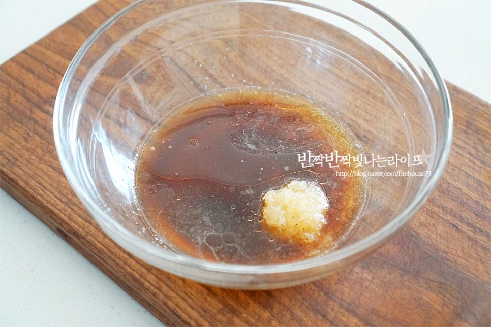 소불고기양념 준비해요. 진간장 4 큰 술, 황설탕 2 큰 술 맛술 2 큰 술, 생강술(청주) 2 큰 술 다진 마늘 1 큰 술, 참기름 1 큰 술 후추 약간, 조청(물엿) 1 큰 술 같이 넣어줍니다. 달짝하게 만드는 불고기양념은 간장의 반 정도 양을 설탕으로 잡아주면 되는데요. 간에 따라 너무 달게 느껴질 수도 있어 설탕량은 가감하여 맞추어 주세요. 윤기를 더해주기 위해 조청을 조금 넣어주었는데 물엿으로 대체 가능합니다. 올리고당은 당도가 있어 대체하여 넣으신다면 설탕량은 줄여주셔야 합니다. 고기의 연육 작용을 돕고 은은한 단맛을 더해주기 위해 배와 양파를 강판에 갈아 즙만 걸러 넣어주었는데요. 배즙 4 큰 술, 양파즙 1 큰 술 같이 넣어주었어요. 생략 가능한 재료이며 시판용 배주스 넣으신다면 단맛은 조절해 주시는 게 좋아요. 설탕 입자가 완전히 녹도록 잘 섞어 준비해요. 간을 보고 짭조름하면서도 단맛이 어우러지면 되어요.