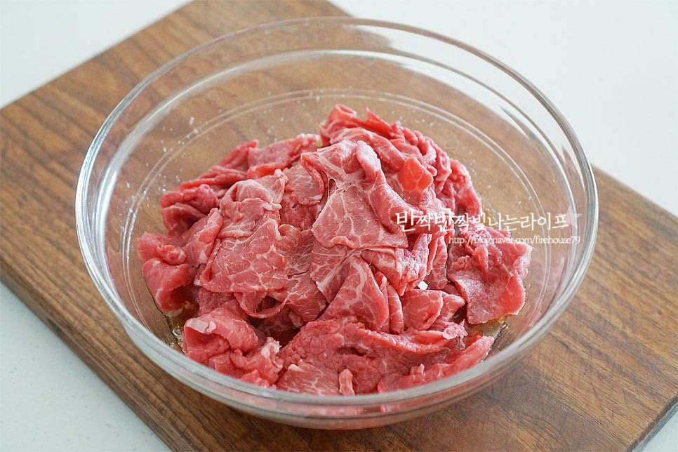 양념에 고기를 넣어줍니다. 고기를 넣을 땐 덩어리 지지 않게 얇은 소고기를 분리하여 재워주셔야 간이 고르게 스며들어 맛이 좋아요. 고르게 버무려줍니다.