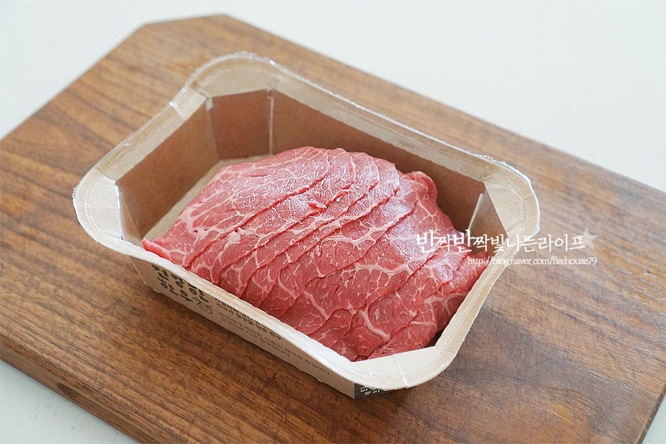 소불고기 만드는법 부위는 등심, 앞다리살, 안심, 채끝 등 얇게 썬 고기를 준비해 주시면 됩니다. 적당히 얇게 썰어야 간이 잘 스며들고 식감도 부드러워요. 고기는 키친타월로 핏물을 제거하고 크기가 크다면 먹기 좋게 잘라줍니다. 곁들일 재료도 먹기 좋게 썰어 준비해요. 양파와 버섯은 채를 썰고, 대파는 어슷 썰어줍니다. 당근은 다른 재료보다 익는 데 시간이 걸려 조금 더 얇게 썰어 준비해요. 기호에 따라 팽이버섯, 파프리카 등 다채롭게 곁들여 주시면 됩니다. 매운맛을 좋아한다면 고추도 썰어 넣으셔도 좋고요.