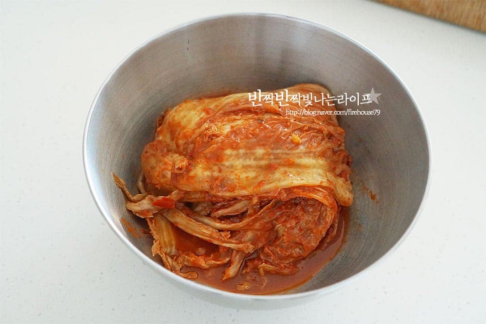 맛있게 숙성된 묵은지를 준비했습니다. 속재료를 씻어내고 손질하니 대략 350g 정도의 양입니다. 양념을 물로 사이사이 씻어낸 후 손으로 가볍게 물기를 짜줍니다. 이때 김치가 너무 짜다 싶으면 물에 담갔다 짠기를 빼준 뒤 요리해주면 먹기 좋습니다. 먹어보고 짠맛 정도에 따라 10~20분 정도 담가줍니다.
