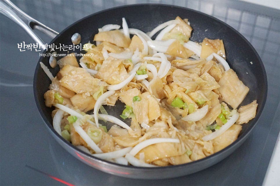 대파가 나른해지고 마늘 향이 어느정도 올라오면 썰어둔 김치, 양파를 넣고 전체적으로 어우러지도록 볶아줍니다. 향신재료 기름이 코팅되도록 볶으면 됩니다. 신맛과 짠맛을 중화시켜주는 설탕 1 작은 술과 감칠맛 더하는 참치액 1 작은 술을 넣어줍니다. 설탕은 김치의 신맛 정도에 따라 양을 조절해 줍니다. 너무 많이 넣어도 식감이 물러질 수 있습니다. 양념재료가 어우러지도록 가볍게 볶은 뒤 육수 또는 물 100ml 정도를 붓고 자박하게 볶아줍니다. 물의 양은 화력에 따라 조절해주고 물보다는 육수가 맛이 깊습니다. 바글바글 끓으면 뚜껑을 덮고 8~10분 정도 묵은지가 투명해질 정도로 중간불로 끓입니다. 김치가 보드랍게 익으면서 깊은 감칠맛이 나게 볶아졌습니다. 불을 끄고 마지막으로 구수한 풍미를 더하는 들기름, 통깨 조금 뿌려 마무리 완성합니다.