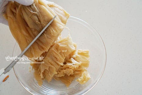 물에 헹군 김치는 먹기 좋게 가위를 사용해 잘라줍니다. 너무 크지않게 한입에 먹기좋도록 썰어주면 됩니다. 대파는 파기름을 내어줄 것이라 송송 썰고 양파는 채 썰어줍니다. 대파와 양파가 들어가면 잡내도 잡고 풍미를 더합니다.