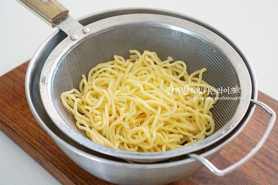 보통 시중에 판매되는 면은 삶아진 상태로 풀기 좋게 기름 처리가 되어있는데요. 특유의 기름 향이 있어 뜨거운 물을 부어 한번 헹구어 준 뒤 물기를 탈탈 털어줍니다. 면은 억지로 풀면 끊기기 쉬우니 뜨거운 물에 살살 흔들어 풀어주시면 됩니다. 간장 2/3 큰 술, 생강술(청주) 1 큰 술 넣어 버무려 밑간하여 줍니다. 간도 스며들고 기름냄새를 잡아줄 수 있어요.