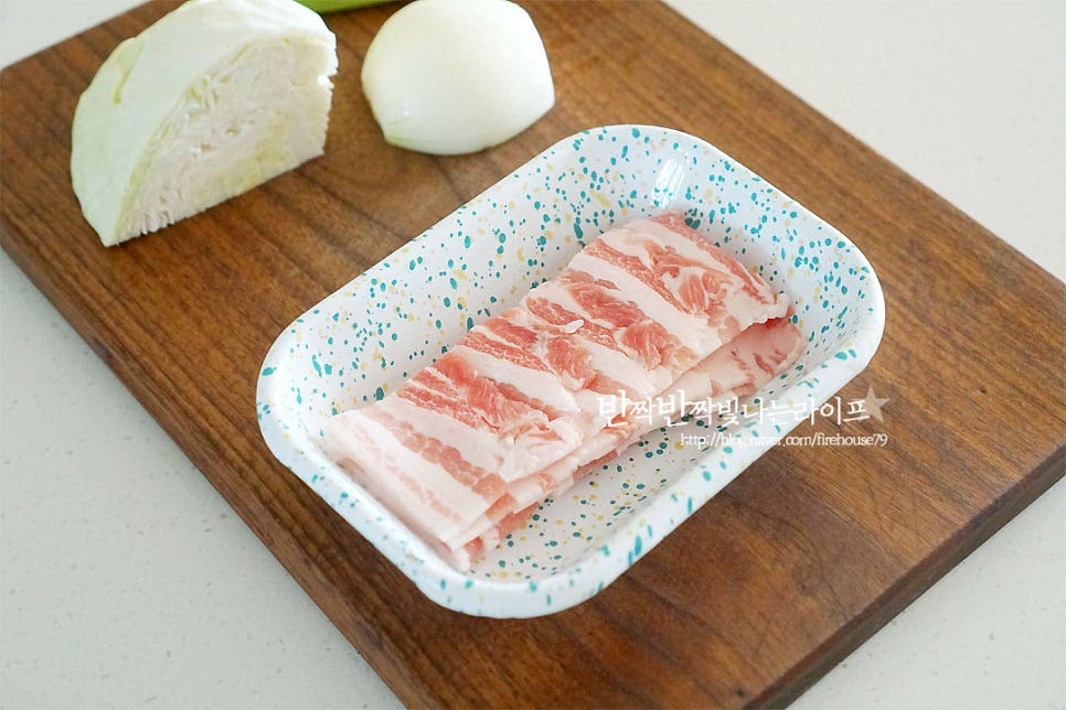 삼겹살은 얇게 썬 대패로 준비했어요. 간이 잘 스며들기도 하고 고소한 기름이 재료와 잘 어우러져요. 돼지가 아니더라도 새우, 오징어와 같은 해산물 또는 닭고기를 준비해 주셔도 좋아요. 숙주는 다듬어 씻어 물기를 털어주고, 대파는 큼직하게 썰어줍니다. 양파는 채를 썰어 주어요. 양배추는 먹기 좋게 큼직하게 잘라주고, 실파는 송송 썰어줍니다. 채소 중에서도 정말 잘 어울리는 게 양배추이기 때문에 꼭 같이 넣어 준비해 주세요^^ 반숙으로 달걀 프라이도 구워 마지막에 같이 올려줄 것이랍니다~ 이건 취향껏 생략 가능해요.