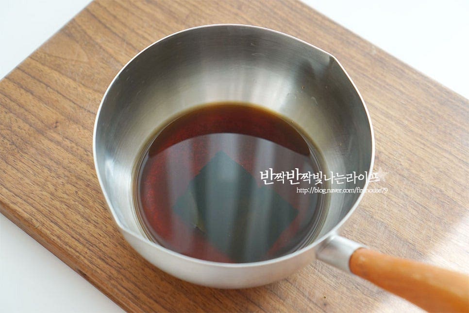 냄비에 텐동 소스 재료를 담아요. 간장 3 큰 술, 쯔유 1 큰 술 물 4 큰 술, 맛술 2 큰 술 황설탕 1½ 큰 술, 다시마 1조각 넣어요. 쯔유는 농축 정도에 따라 양을 조절해 주시고 쯔유가 들어가면 가쓰오부시 없이도 특유의 감칠맛을 낼 수 있어요~ 중불에서 파르르 끓고 설탕이 완전히 녹아어우러지면 불을 끄고 그대로 한 김 식혀줍니다.