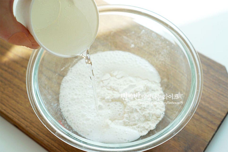 튀김 반죽을 만들어 줍니다. 튀김가루 1컵, 탄산수 1컵을 넣어줍니다. 탄산수는 차가운 상태로 향이 첨가되지 않은 플레인입니다. 김이 빠진 것은 안됩니다. 달걀 1개를 같이 넣어주면 색감이 보다 곱게 튀겨져요. 가루가 덩어리지지 않도록 잘 섞어줍니다. 반죽 농도는 너무 되직하지 않으며 묽은 정도가 튀김옷이 두껍지 않아 덜 느끼하고 재료의 맛을 살릴 수 있어요. 그렇다고 너무 묽으면 반죽이 잘 묻어나지 않아요~