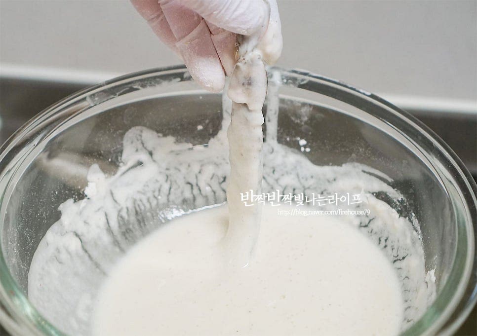 식용유를 팬에 자작이 담고 170~180도로 달군 뒤 튀김옷을 입혀 튀겨줍니다. 튀김가루 옷 입힌 재료를 반죽에 넣고 얇게 입혀줍니다. 하나씩 넣어가며 바삭하게 튀겨줍니다. 서로 붙지 않도록 하나씩 넣어가며 튀겨주시면 됩니다. 공기가 통하도록 채망에 올려 기름을 가볍게 털어내어 줍니다.