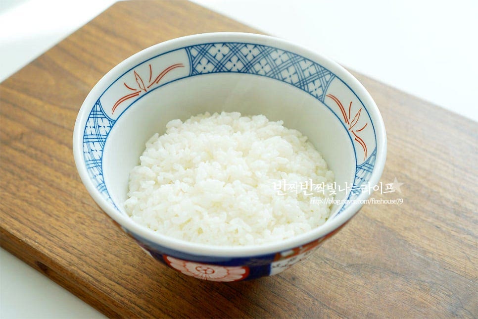 그릇에 밥을 담아줍니다. 덮밥에 곁들이는 밥을 지을 때 다시마 한 조각 넣어주면 감칠맛이 더 좋아요. 만들어둔 양념을 밥 위에 2~3 큰 술 올려줍니다. 간은 따로 찍어 곁들여도 좋으니 밑간 될 정도로 약간만 넣어줍니다. 그 위로 튀김을 종류별로 먹음직스럽게 담아줍니다. 튀김옷 색감이 조금 연하게 나왔지만 바삭바삭함이 정말 대박이었어요. 반죽 만들 때 탄산수로 만들면 확실히 식감이 더 좋아요. 탄산수가 없다면 맥주도 좋아요~ 영상도 같이 담았어요. 밥 위에 종류별로 담아내면 보기만 해도 정말 먹음직스럽죠. 뭘 먹어볼까 하고 행복한 고민을 하게 된답니다. 누구나 좋아하는 새우는 물론 채소를 튀겨내면 식감과 향이 정말 맛있는 것 같아요~ 튀김간장소스에 곁들여 먹음 특유의 느끼함은 잡아주고 감칠맛은 더 깊게 맛볼 수 있고요~ 텐동 만들기 집에서 좋아하는 재료를 바삭바삭하게 튀겨내어 곁들여 보세요. 특별한 한 끼를 맛볼 수 있답니다. 맛있게 만들어 드세요^^ 끄읕 !