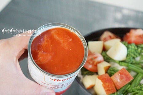 토마토퓨레 또는 홀토마토를 넣어줍니다. 저는 홀토마토를 넣어주었습니다. 카레가루도 넣어줍니다. 치킨스톡이나 다른 향신재료 대신 카레가루 하나로 맛을 살려준답니다.