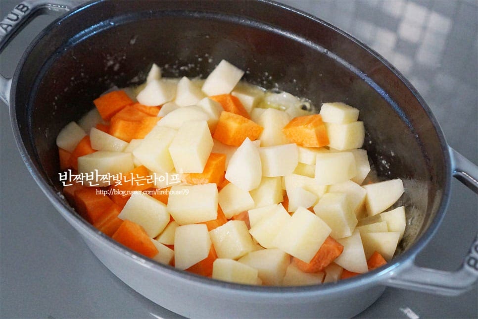 감자와 당근같이 단단한 야채를 넣어줍니다. 그 위로 양배추, 브로콜리, 토마토, 사과를 넣어줍니다. 사과가 들어가면 단맛이 은은하게 나면서 맛있게 어우러집니다.