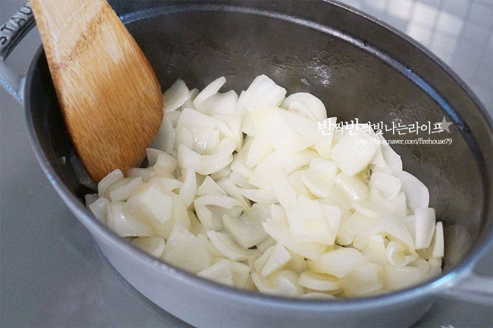 깊고 넓은 냄비에 올리브오일 두 바퀴 두르고 양파를 먼저 볶아줍니다. 볶으면서 투명해지면서 단맛도 풍부해져요. 흐물흐물할 정도로 볶다가 다진 마늘 1숟가락, 무염버터 100g을 넣어줍니다. 적당량의 버터는 다이어트 중에 먹어도 된다고 하네요. 버터가 녹으면서 달큰하고 고소하면서 양파가 노릇하게 갈색빛이 날 정도로 볶아 약불에서 캐러멜라이징 해줍니다.