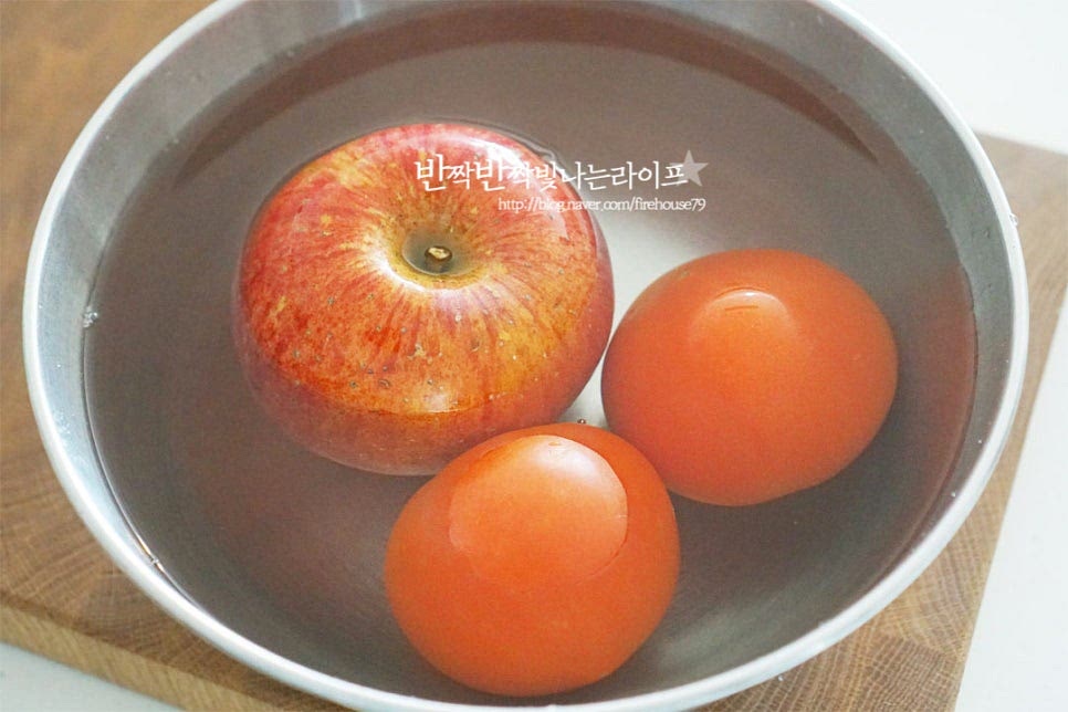 마녀스프는 식이섬유가 풍부한 채소들로 만든 스프로 다이어트에 도움이 된다고 해서 많이들 만들어 먹곤 하죠. 편스토랑 방송에 나온 진서연 레시피를 따라 채소와 과일을 준비해 보았는데 부드러운 토마토 카레 스프 같은 맛으로 재료는 입맛에 맞게 넣어도 좋을 것 같습니다. 먼저 껍질째 넣는 사과와 토마토는 식초물에 담가 깨끗하게 세척해 줍니다. 세척 후 물기를 제거하고 사과는 가운데 씨는 잘라내고 한 입 크기로 썰어주고. 토마토도 꼭지는 잘라낸 뒤 열십자로 칼집을 넣어줍니다. 칼집을 넣어주면 익으면서 껍질이 자연스럽게 벗겨지는데 그때 건져내어주셔도 좋아요. 저는 칼집을 넣지 않고 사과와 비슷하게 썰어주었어요. 과채의 껍질은 입맛에 따라 제거해도 좋아요. 양파는 깍둑썰기해줍니다. 당근과 감자는 껍질을 벗긴 뒤 적당한 한 입 크기로 썰어줍니다. 오래 끓여 요리하기 때문에 뭉근하게 부드럽게 익어요. 양배추는 심지를 제거한 뒤 큼직하게 썰어줍니다. 브로콜리도 큼직하게 잘라주는데 줄기 부분까지 모두 넣어주면 됩니다.