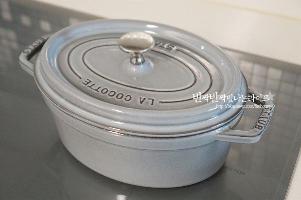 끓어오르면 약불로 낮춘 뒤 뚜껑을 덮고 뭉근하게 1~2시간 끓여줍니다. 채수가 많이 나오기 때문에 따로 물을 넣거나 할 필요는 없으며 약불에서 끓이는 중간중간 눌어붙지 않도록 저어줍니다. 2시간 가까이 끓이니 부드럽게 익으면서 촉촉하게 스프가 만들어졌어요.