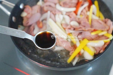 오리고기만 볶아도 맛있지만 여기에 야채의 풍미에 감칠맛을 더하는 간단한 양념을 더해줍니다. 훈제오리를 한쪽으로 밀어두고 진간장 2 작은 술, 맛술 1 작은 술을 넣어줍니다. 간에 따라 굴소스나 설탕을 약간 넣어도 좋은데 밑간이 잘 된 오리훈제로 간단한 양념만 더해도 맛있어요. 간장의 풍미를 더하기 위해 지글지글 태우듯이 끓인 뒤 전체적으로 조화롭게 섞어줍니다.